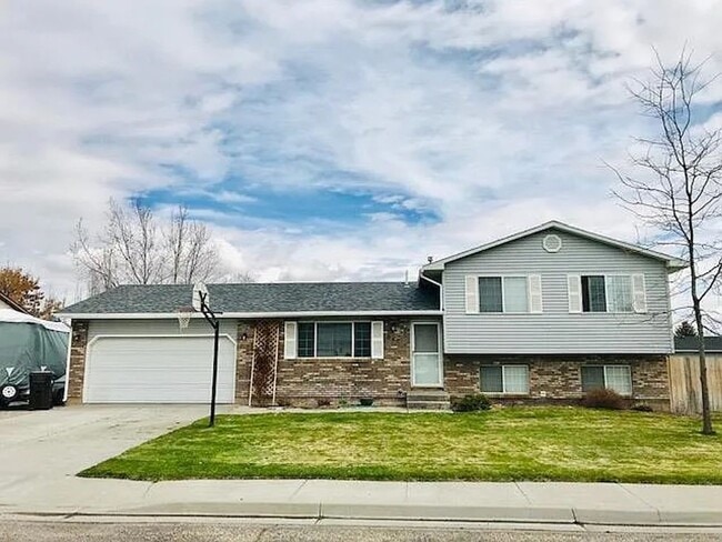 Building Photo - Large, Pet Friendly 5 Bedroom, 3 Bathroom Home for Rent in Ammon!  Fenced Backyard & 2-Car Garage...