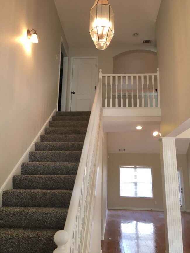 Building Photo - Beautiful 4br Lakeland home with a HUGE bonus room! Over 3300 sq ft! Pets are owner's approval, f...