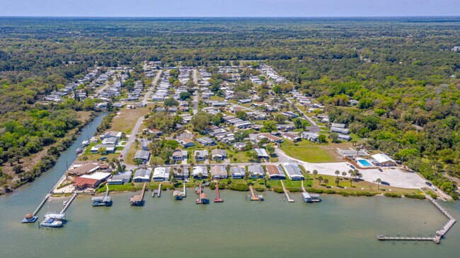 Building Photo - Gem of an apartment right on the coast! Wo...