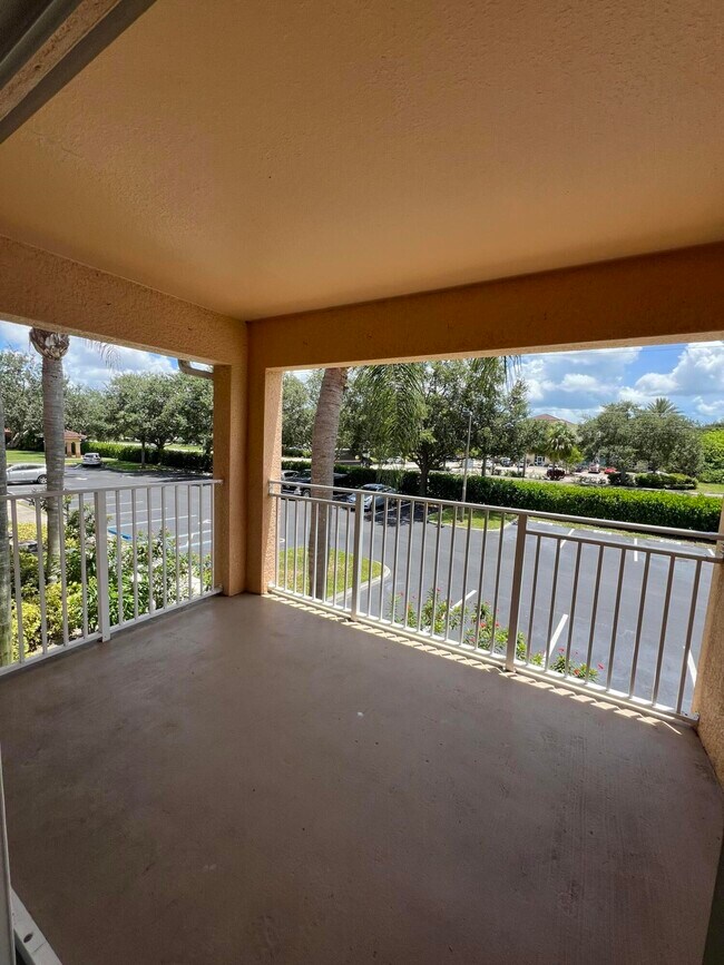 Building Photo - 281 SW Palm Dr