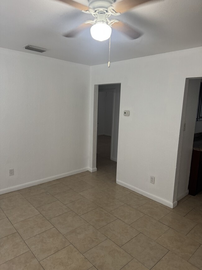 Building Photo - 1502 E Shadowlawn Ave