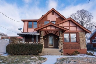 Building Photo - Beautifully updated Tudor style duplex. Upper unit. Large rooms. 2 balconies, private entry. Fenc...