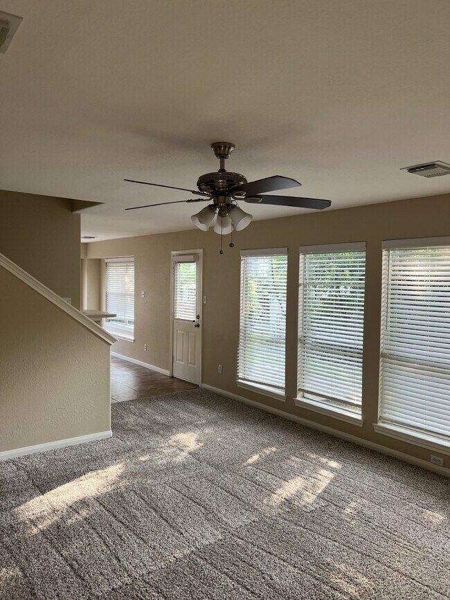 Building Photo - 374 Lake View Dr