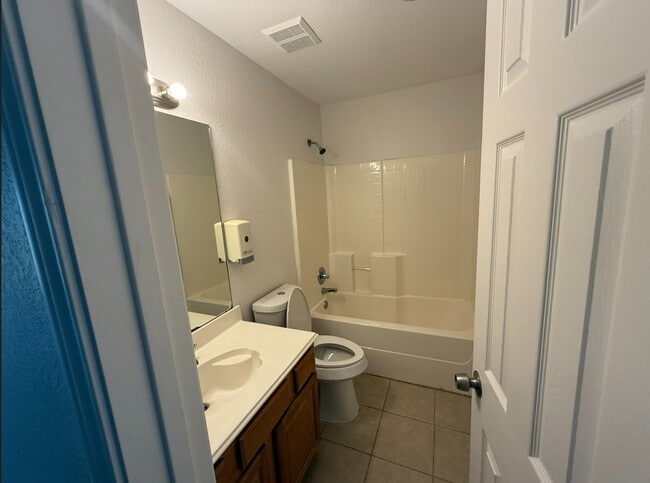 Building Photo - 3912 Silver Springs Dr
