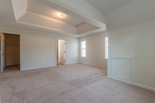 Building Photo - Spacious 4 bedroom 2.5 bath