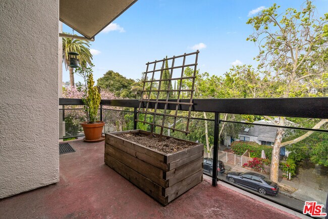 Building Photo - 723 Westmount Dr