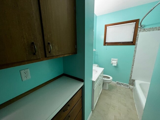 Building Photo - 3 Bedroom 2 Bath House For Rent