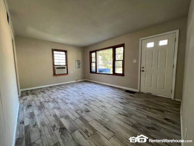 Building Photo - 2 Bedroom House