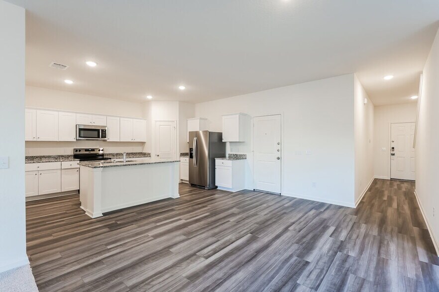 Building Photo - 5815 Texas Palm Dr