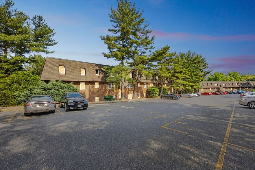 Building Photo - 1406 Wharton Dr