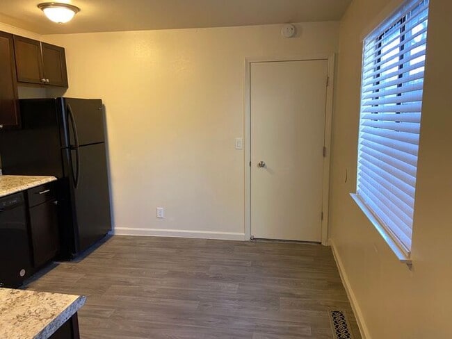 Building Photo - Reno Duplex - Garage, Dishwasher, Washer/Dryer, Central A/C