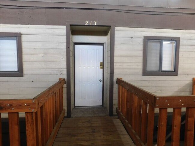 Building Photo - Charming 2-Bed Condo Near CMU & St. Mary’s – Great Amenities & Prime Location!