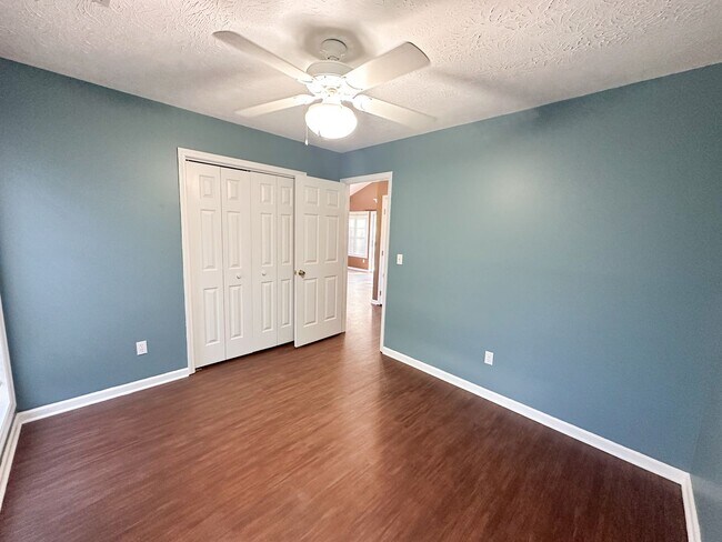 Building Photo - Stunning, pet friendly townhouse located i...