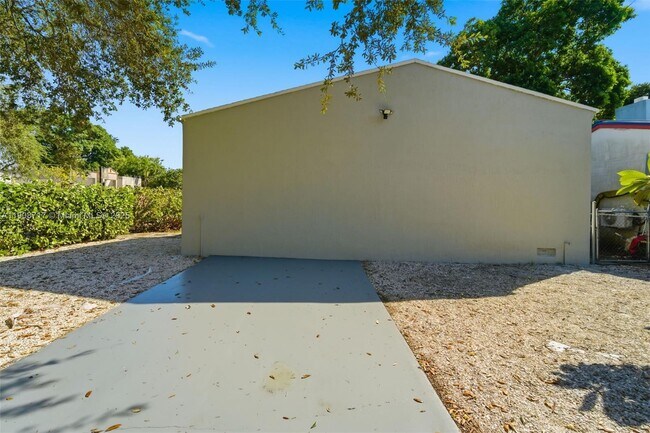 Building Photo - 570 NW 49th St