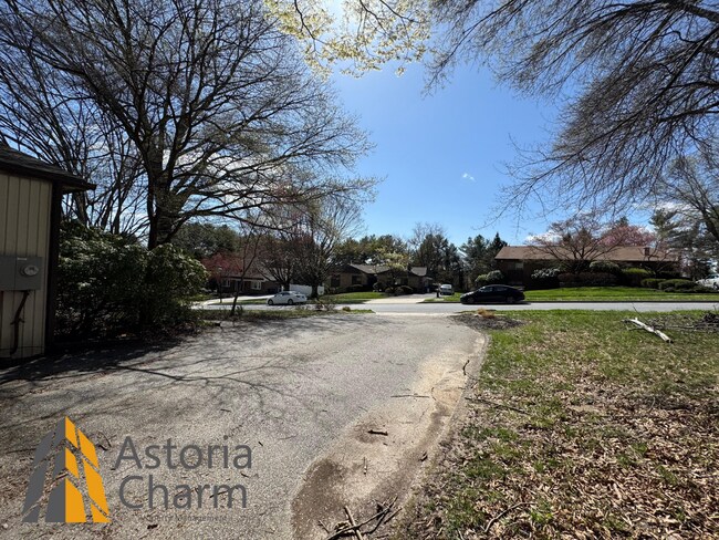 Building Photo - Spacious 5 Bedroom 3 Bath + Den Single Family Detached Home