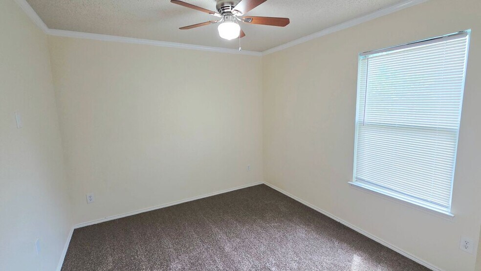 Building Photo - 9821 Pierce Dr