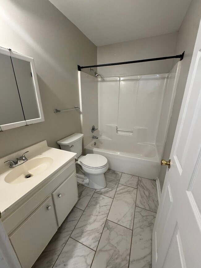 Building Photo - Adorable 3 bed 2 Bath SFH! Big Back yard a...