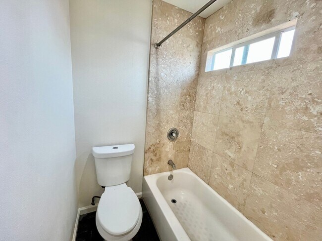 Building Photo - 1bd + Bonus Room Casita with Washer/Dryer ...