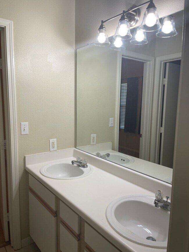 Building Photo - College Station - 4 Bedroom / 2.5 Bath / 2...