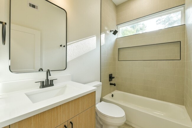 Building Photo - 164 Wallace St