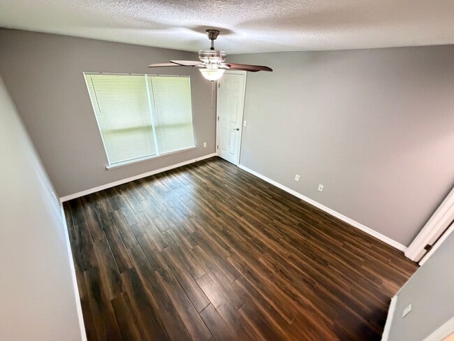 Building Photo - AWESOME 3/2 w/ office HOME in Deltona! You need to check this out!