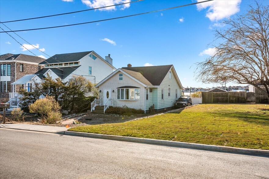 Building Photo - 2 Pirates Cv