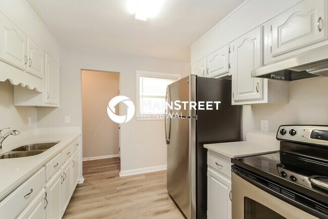 Building Photo - 4 Bedroom Pet-Friendly Home in Birmingham, AL with Main Street Renewal