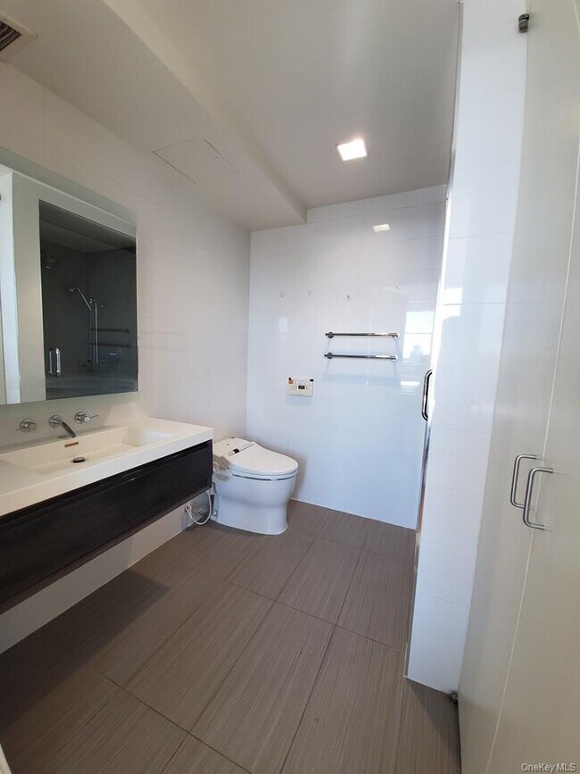 Building Photo - 39-16 Prince St