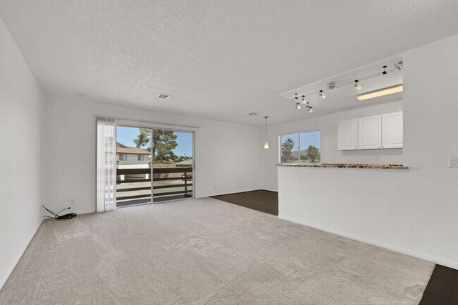 Building Photo - CUTE REMODELED TWO BEDROOM UNIT IN CENTRAL LOCATION