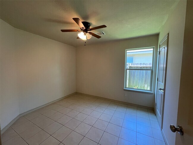 Building Photo - 16928 W Ivanhoe St