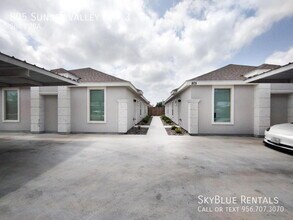 Building Photo - 805 W Sunset Valley St