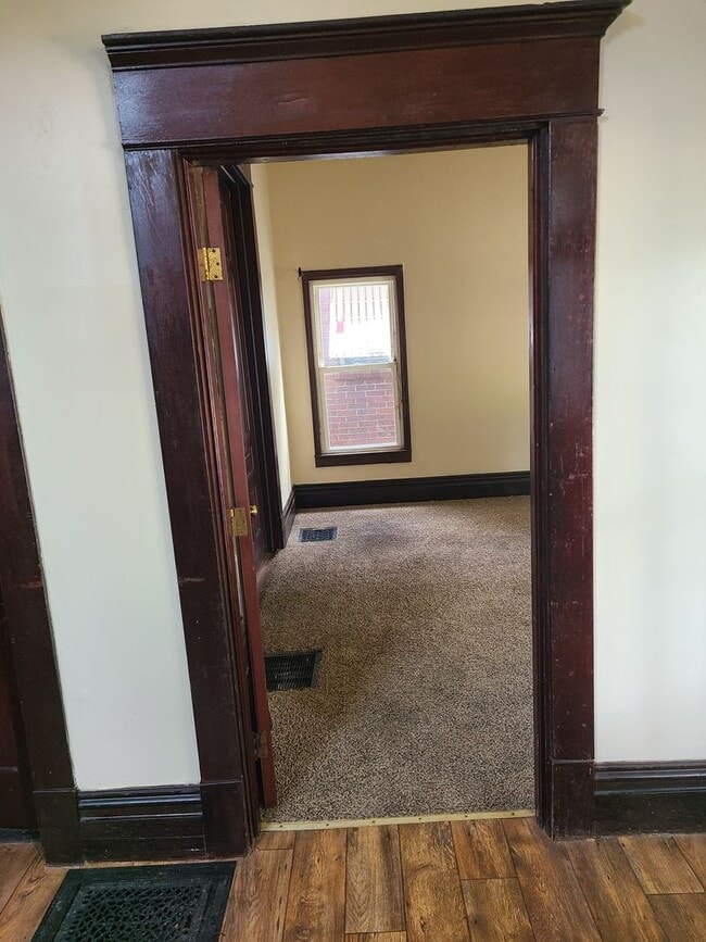 Building Photo - 5 Bed/ 2 bath house