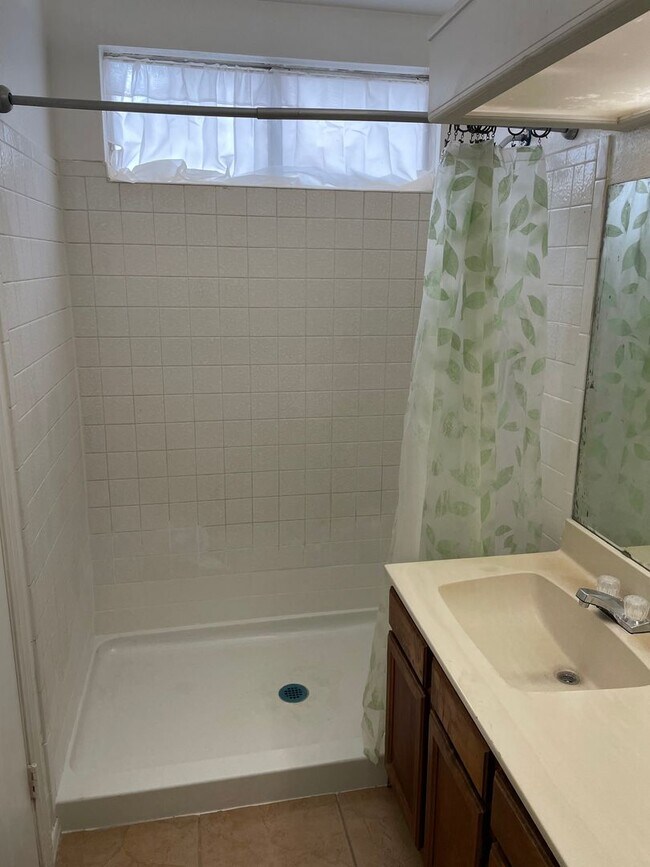 Building Photo - Charming 3 bed 2 bath single level home with RV Gate