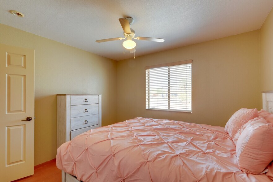 Building Photo - 2598 Rainbow Ave N