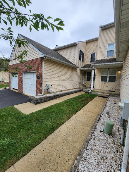 Primary Photo - 648 Yale Ct