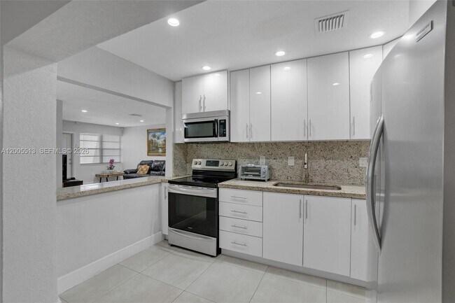 Building Photo - 862 W 79th St