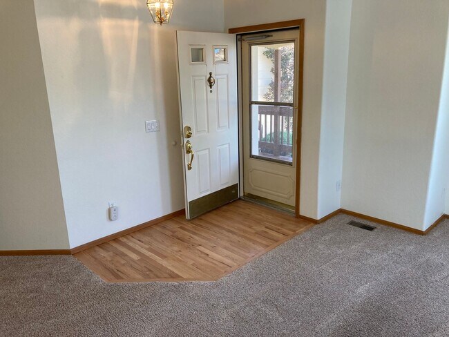 Building Photo - Charming Ranch Style Home