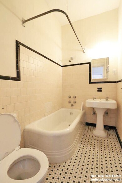 Building Photo - 2 Ware St