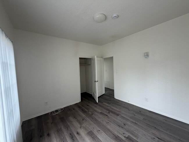 Building Photo - Mid-City 2 Bedroom 1 Bath Gem