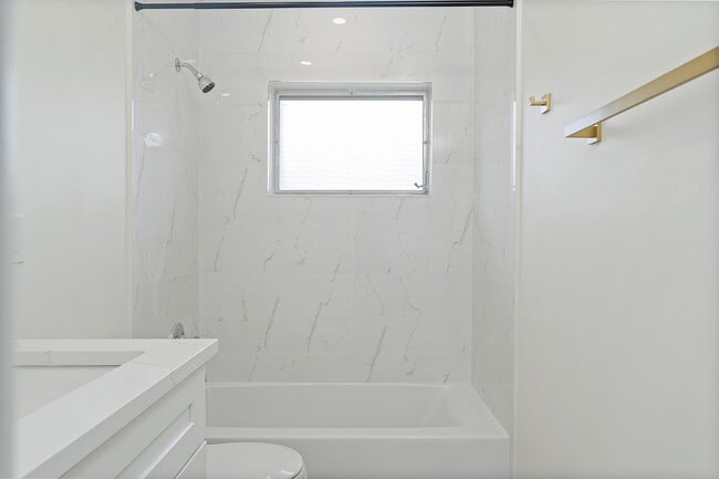 Building Photo - 2557 Dudley Dr W