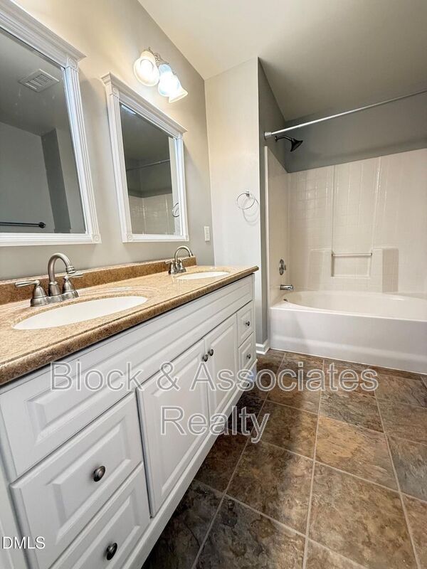 Building Photo - 420 Cline Falls Dr