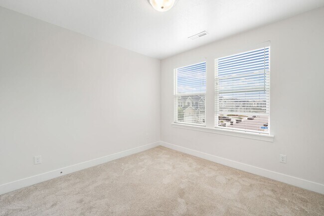 Building Photo - Spacious 4 Bedroom Townhome in Vineyard, UT