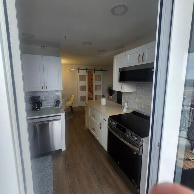 Building Photo - 1505 N Riverside Dr