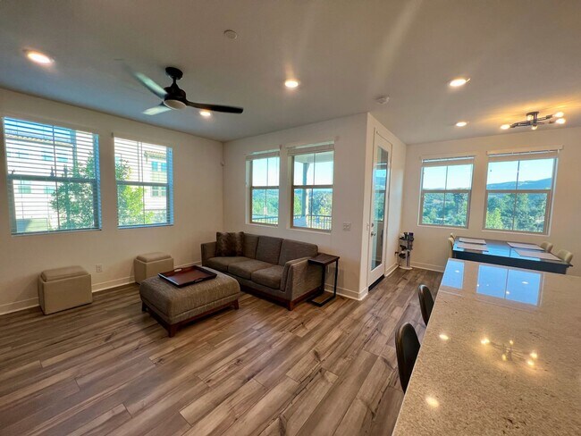 Building Photo - 2 bed 2bath w/attached garage, Pet-friendl...