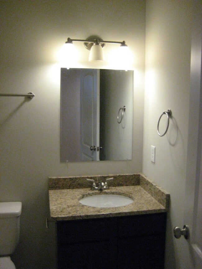 Building Photo - 715 W Clay St