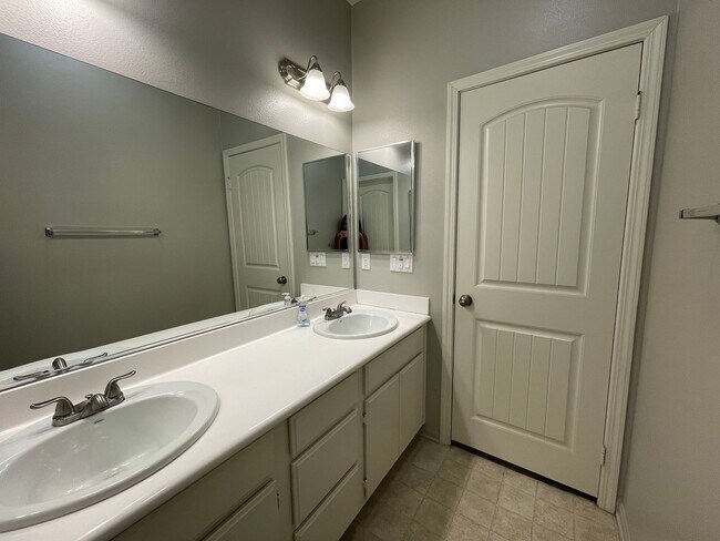 Building Photo - Spacious Chula Vista Home | 2 Car Garage | Pools, Gym & Tennis Courts