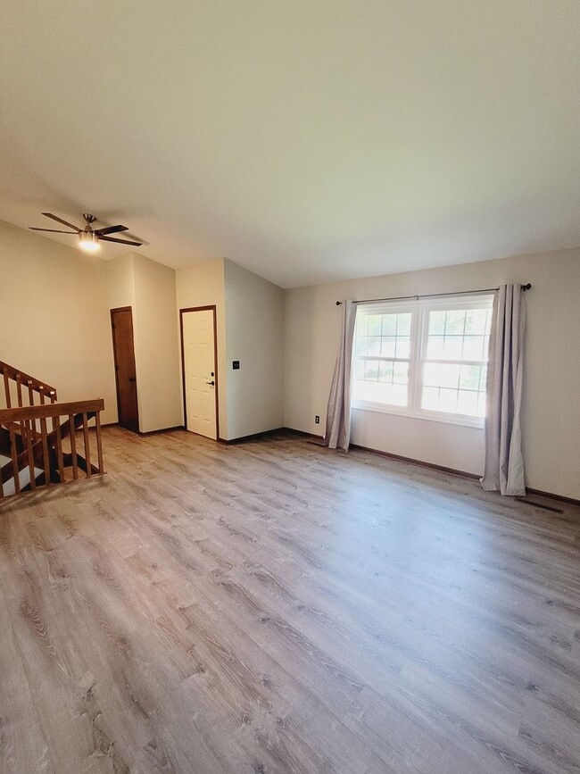 Building Photo - 3 bed, 3 bath home off Chapel Hill Road