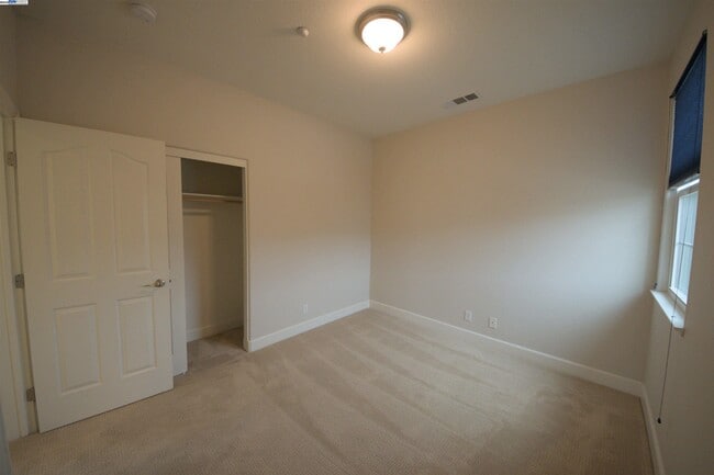 Building Photo - 1067 Green St