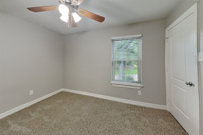 Building Photo - 2603 Hidden Garden Dr