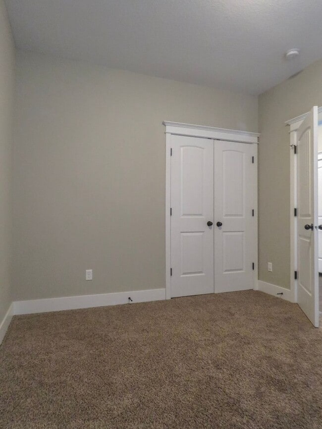 Building Photo - 5 Bedroom 3 Bathroom home available in New...